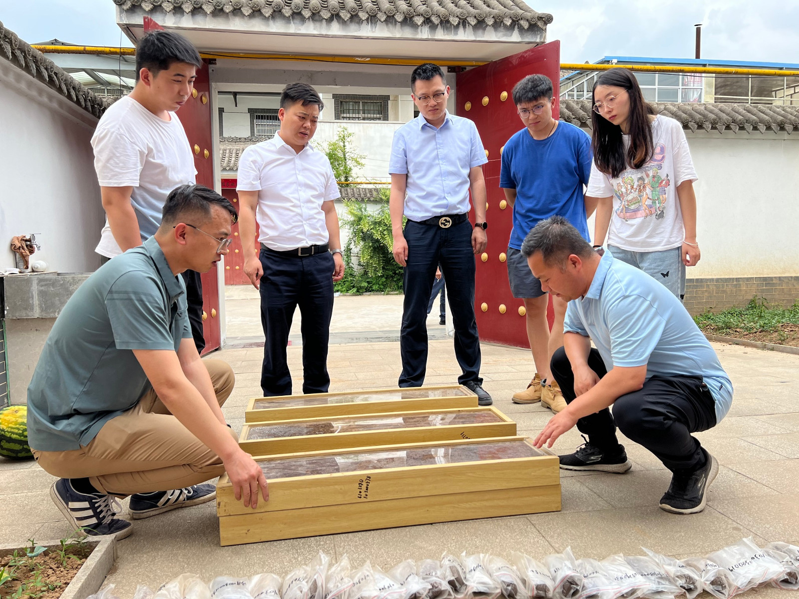 集团向导赴地建关天公司宝鸡区域土壤采样现场慰问一线职工 -  豪门国际