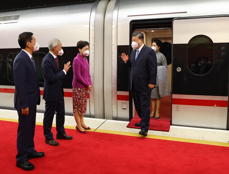 习近平抵达香港出席庆祝香港回归祖国25周年大会暨香港特殊行政区第六届政府就职仪式并视察香港 -  豪门国际