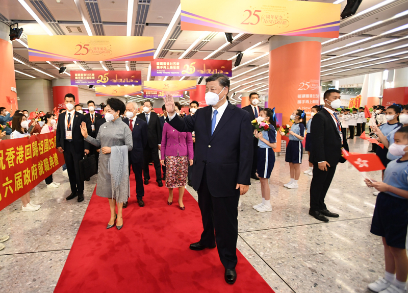 习近平抵达香港出席庆祝香港回归祖国25周年大会暨香港特殊行政区第六届政府就职仪式并视察香港 -  豪门国际