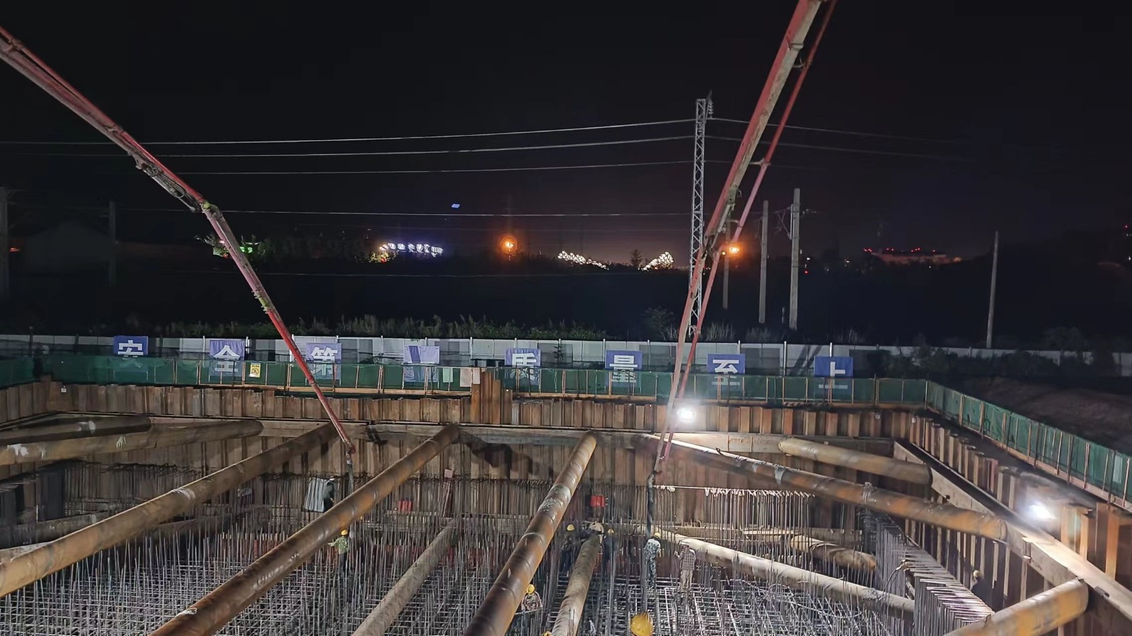 汉中分公司投资建设跨铁转体桥项目主墩承台浇筑顺遂完成 -  豪门国际