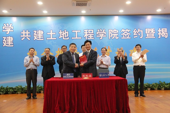 2015年，，，，，与长安大学共建天下第一个豪门国际工程学院，，，，，设立豪门国际工程学科硕士点、博士点。。。。。。.jpg