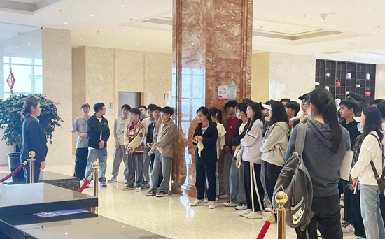 12日上午，，，南山花园精品旅馆观摩学习（地建旅馆公司）.jpg